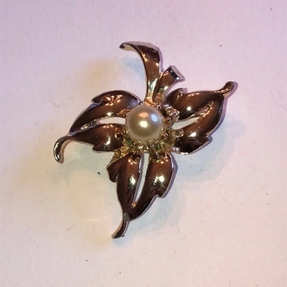 Vintage Gold Tone Faux Pearl Flower Brooch Shoulder Pin